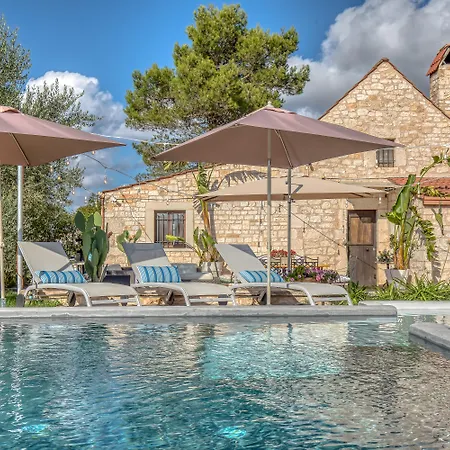 Bed & Breakfast Trulli Terra Magica 4*